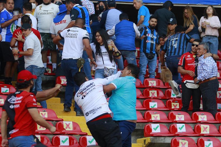 Aficionados de Querétaro y Atlas se enfrentan al minuto 62, donde familias tuvieron que ser resguardadas en la cancha,