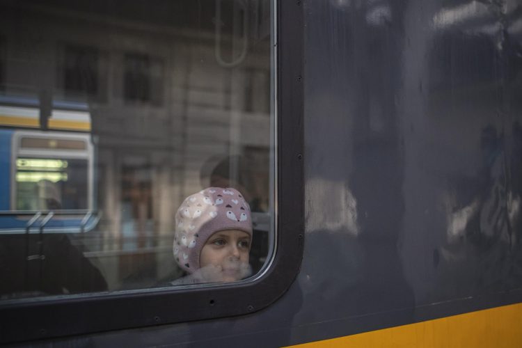 Un niño ucraniano mira por al ventilla del tren a su llegada a la estación de Praga. EFE