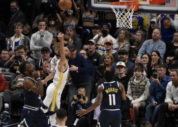 Los Nets destrozan a los Sixers y los Warriors remontan a los Nuggets