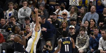 Los Nets destrozan a los Sixers y los Warriors remontan a los Nuggets