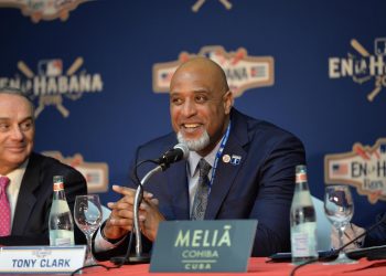Clark dice que los jugadores lograron avances en su negociación con la MLB