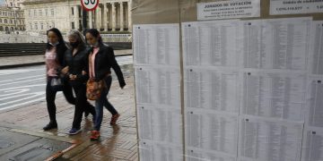 Los colegios electorales de Colombia abren para elegir al nuevo Congreso