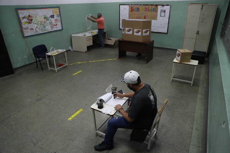 Vista de un centro de votación en Petare, en una fotografía de archivo. EFE/Miguel Gutiérrez