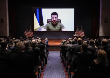 Zelenski clama ante EEUU por una zona de exclusión aérea y Biden le envía drones