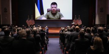 Zelenski clama ante EEUU por una zona de exclusión aérea y Biden le envía drones