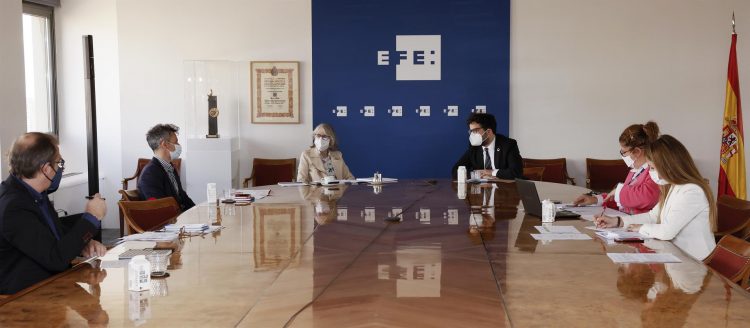 La presidenta de la Agencia EFE, Gabriela Cañas (3 izq.), y el director de la Agencia Española de Cooperación Internacional para el Desarrollo (AECID), Antón Leis García (3º dcha.), durante las deliberaciones del jurado. EFE/Ballesteros