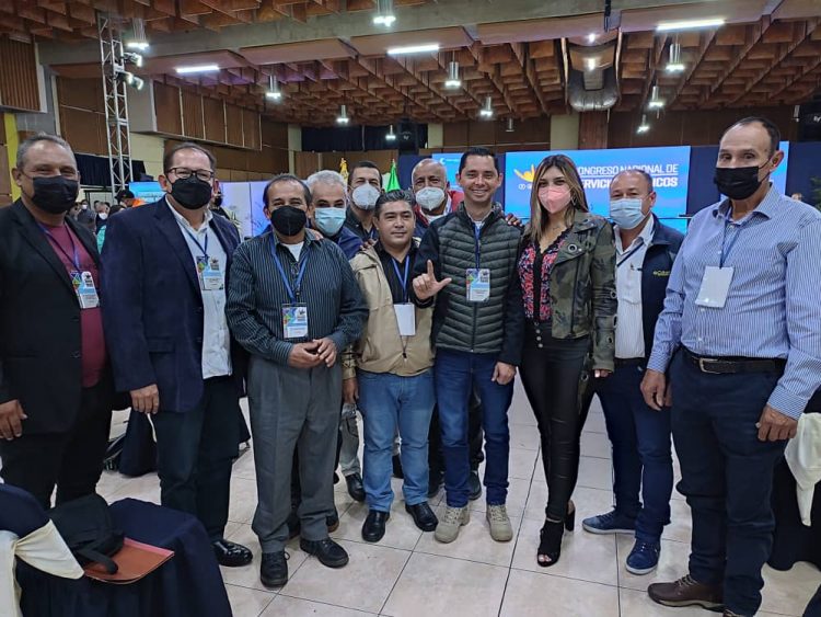 Jesús Araque junto a la primera dama del estado  Gairimar de Guzmán y otros alcaldes merideños