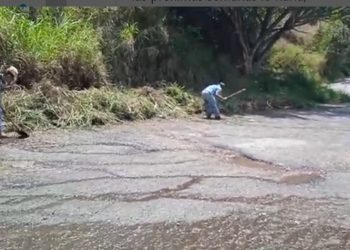 La comunidad a pico y pala limpiaron la entrada a Loma de los Maitines