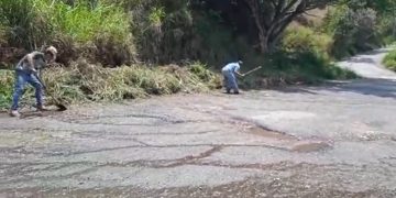 La comunidad a pico y pala limpiaron la entrada a Loma de los Maitines