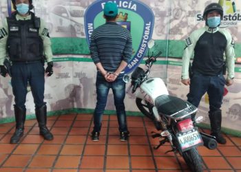 PoliSanCristóbal detiene a ciudadano por conducir moto solicitada por robo