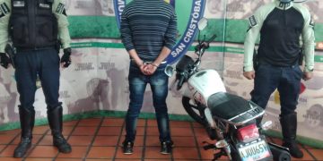 PoliSanCristóbal detiene a ciudadano por conducir moto solicitada por robo