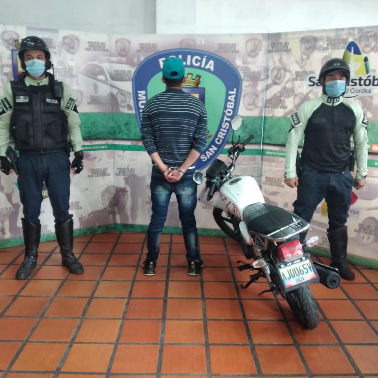 PoliSanCristóbal detiene a ciudadano por conducir moto solicitada por robo