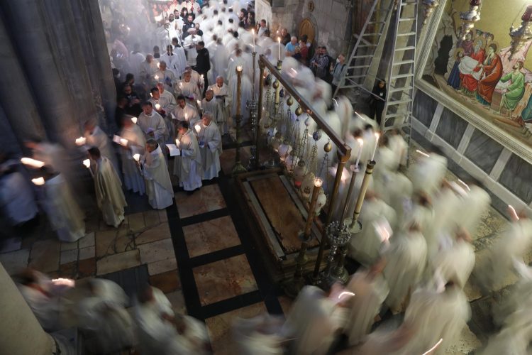 Clérigos participan en la procesión del Jueves Santo, durante la ceremonia católica del Lavado de Pies junto a la tumba de Jesús en el Santo Sepulcro, en la Ciudad Vieja de Jerusalén. EFE/ Abir Sultan