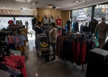 Un nuevo impuesto a las divisas en Venezuela pone en apuros al comercio