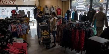 Un nuevo impuesto a las divisas en Venezuela pone en apuros al comercio