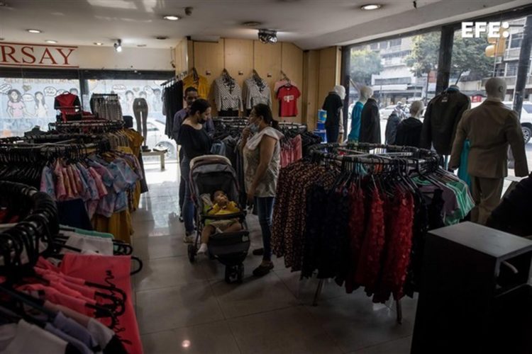 Un grupo de personas fue registrado el pasado jueves al realizar compras en una tienda de ropa, en Caracas (Venezuela). EFE/Miguel Gutiérrez