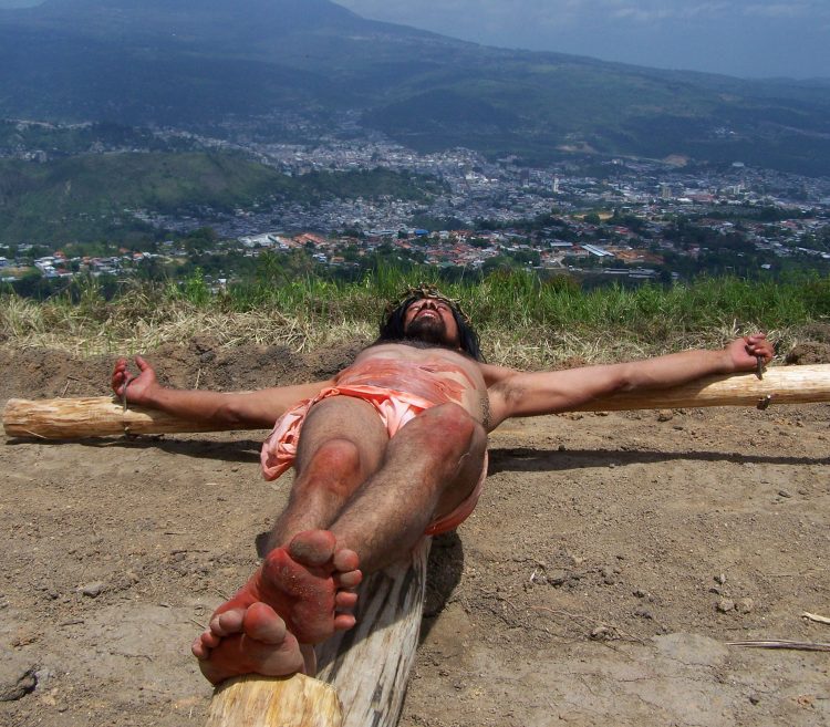 El Viacrucis hacia la Montaña finaliza con la semblanza de la crucifixión de Jesús en plena montaña. 
