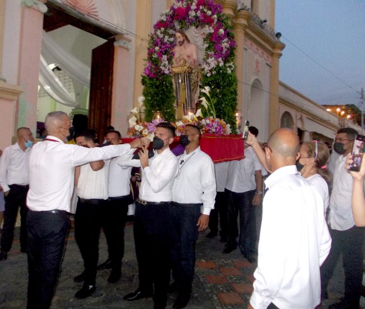 La procesión de Jesús atado a la columna, saliendo del templo a las 7 de la noche.
