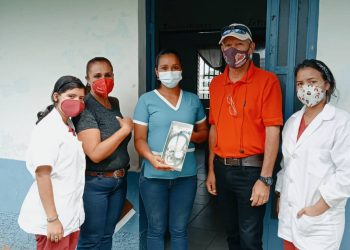 Ambulatorio rural de La Pueblita recibe donación de un estetoscopio
