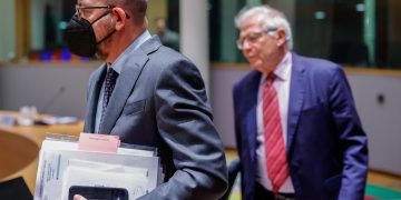 La UE prepara con «urgencia» más sanciones por «atrocidades» rusas en Ucrania