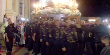 Sábado Santo: Después del retorno del Santo Sepulcro será la bendición del fuego y del agua