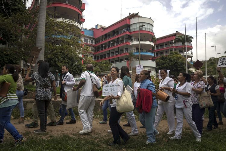 Fotografía de archivo en la que se registró a miembros de la Federación Médica de Venezuela (FMV), durante un protesta para exigir mejoras salariales al sector de la salud, en Caracas (Venezuela). EFE/Miguel Gutiérrez