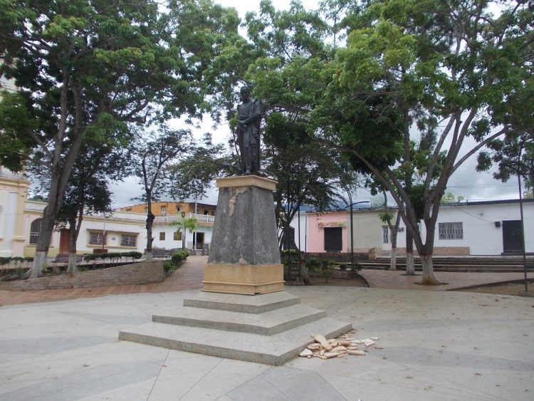 El Bolívar de la plaza Bolívar de Betijoque, sin los planchones de mármol.
