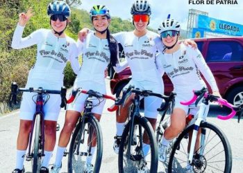 ENTRE RUEDAS | Chicas del Team Café Flor de Patria dictan cátedra en el Tour Andina Stereo
