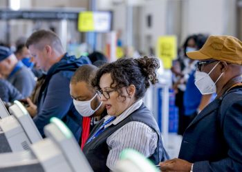 Biden dice que los viajeros deben decidir si llevan o no mascarilla en los aviones