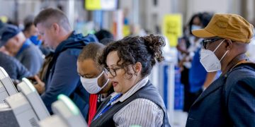 Biden dice que los viajeros deben decidir si llevan o no mascarilla en los aviones