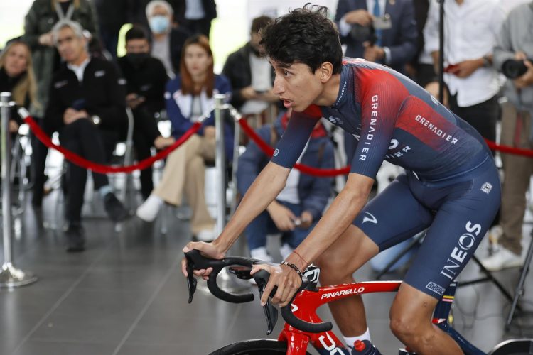 El ciclista colombiano Egan Bernal hace un recorrido virtual , durante una rueda de prensa realizada en Bogotá (Colombia), este 2 de abril de 2022. EFE/ Mauricio Dueñas Castañeda