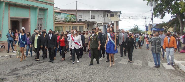 Partida del desfile encabezado por la alcaldesa Sonia Silva.