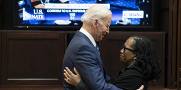 «KBJ» hace historia como la primera mujer afroamericana en llegar al Supremo de EE.UU.