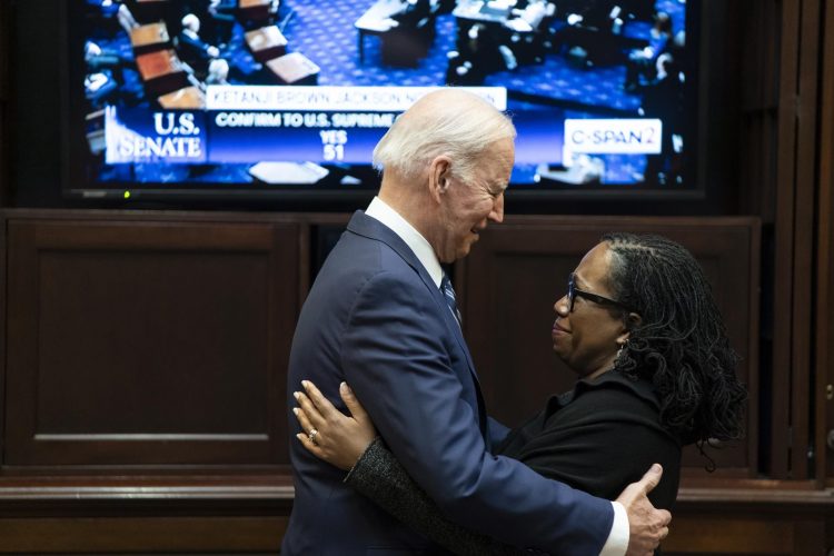 El presidente de EE.UU., Joe Biden, abraza a la jueza Ketanji Brown Jackson después de su confirmación para el Tribunal Supremo, en la Casa Blanca en Washington (EE.UU.), este 7 de abril de 2022. EFE/EPA/Joshua Roberts/Pool