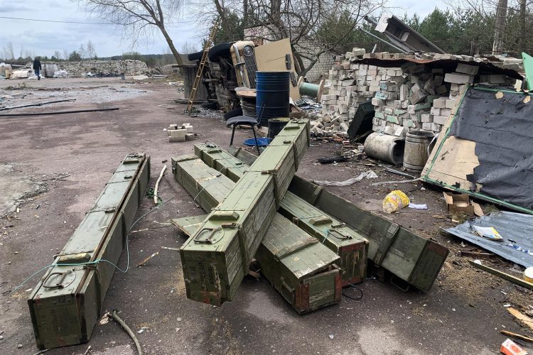 Restos de material militar en la localidad ucraniana de Chernigov, cuya provincia, la más septentrional de Ucrania y una de las más pobres, fue la puerta de entrada del Ejército ruso para invadir el centro del país y llegar a Kiev