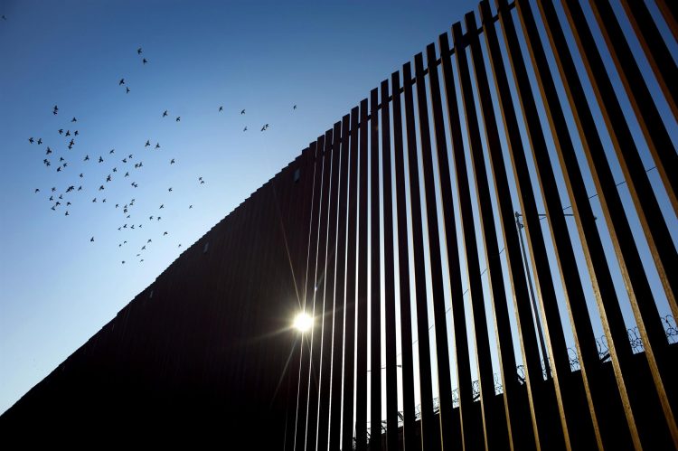 Vista de una sección del muro fronterizo entre Estados Unidos y México, en Calexico, California (EE.UU.), en una fotografía de archivo. EFE/David Maung