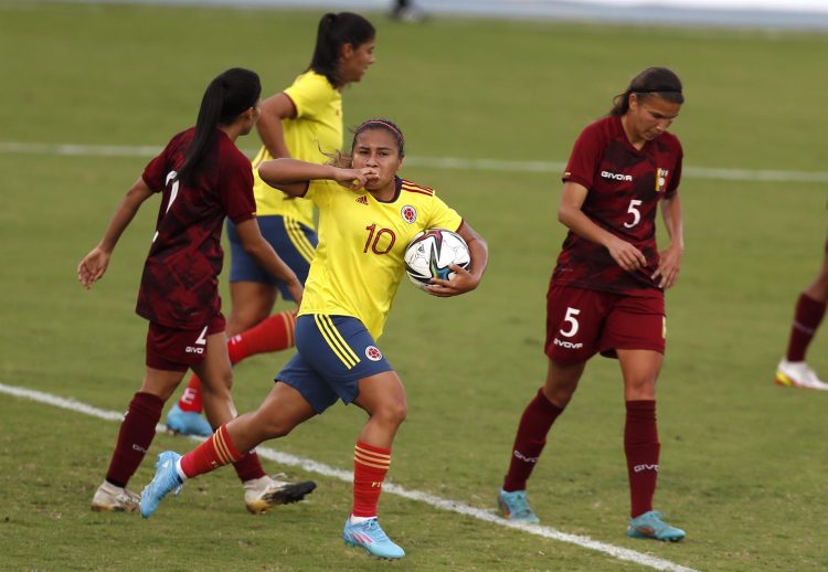 Leicy Santos (c) de Colombia celebra un gol ante Venezuela hoy, durante un partido amistoso en Cali (Colombia). EFE