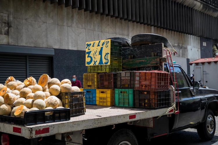 Fotografía de archivo fechada el 7 de febrero de 2022 donde se observa letreros con precios de alimentos de un vendedor ambulante, en Caracas (Venezuela). EFE/ MIGUEL GUTIERREZ