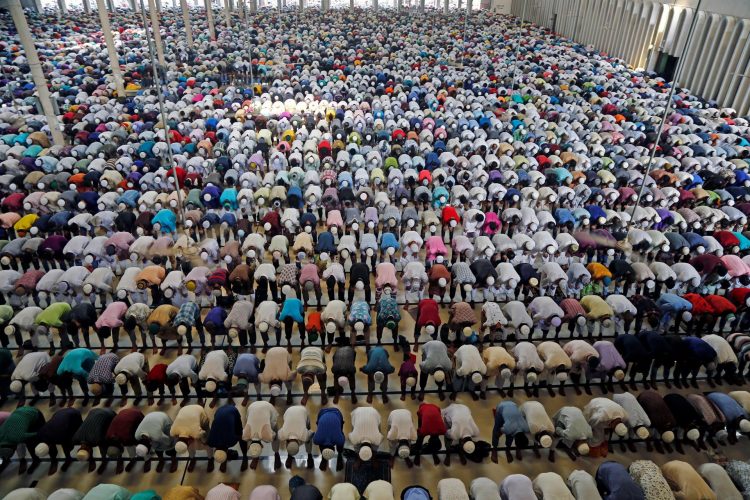 Cientos de musulmanes que rezan durante el ramadán en Dacca, Bangladesh. EFE/