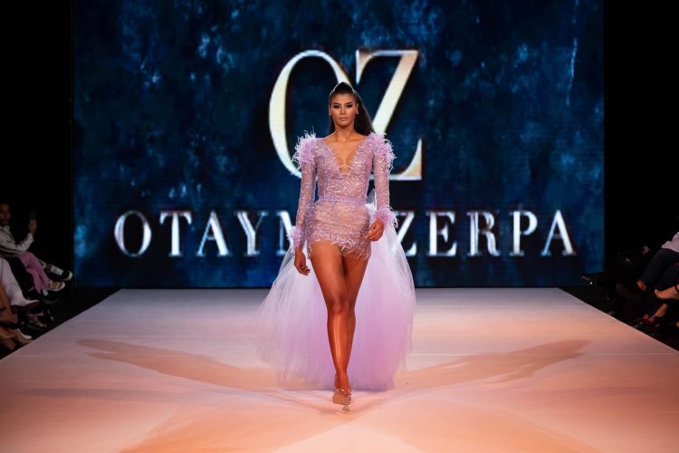 Modelos desfilan piezas creadas por la diseñadora venezolana Otayma Zerpa durante la pasarela del Hesperia Valencia Fashion Week (HVFW), el 28 de abril de 2022, en Valencia (Venezuela). EFE/Rayner Peña R.