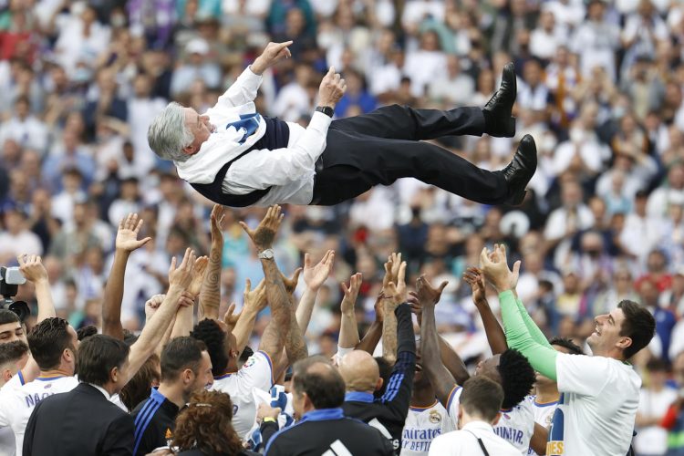 Los jugadores del Real Madrid mantean al entrenador, Carlo Ancelotti, al término del partido de Liga en Primera División ante el RCD Espanyol que han disputado en el estadio Santiago Bernabéu, en Madrid. EFE/Chema Moya