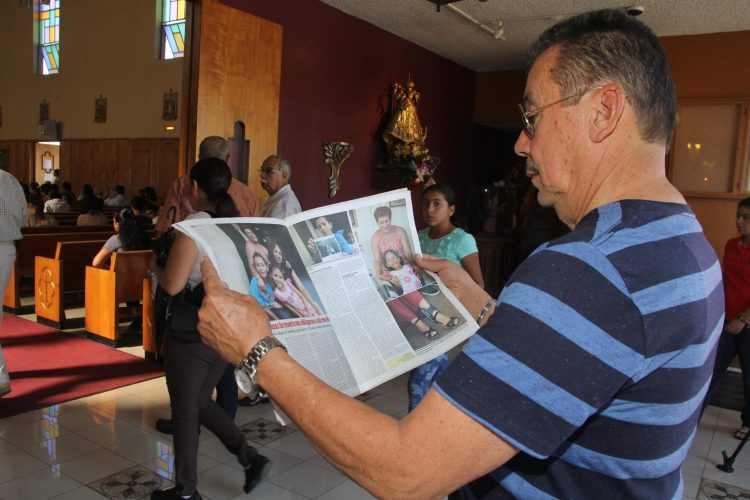 Un hombre lee un periódico, en una fotografía de archivo. EFE/Iván Mejía