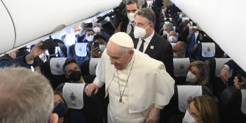 El papa no descarta ir a Kiev y habla del riesgo de una guerra fría ampliada