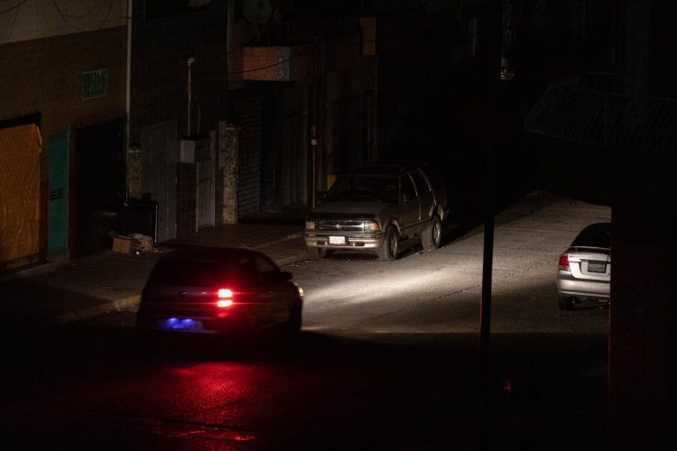 Un vehículo ilumina la vía en medio de la falla eléctrica la madrugada, en Caracas (Venezuela). EFE