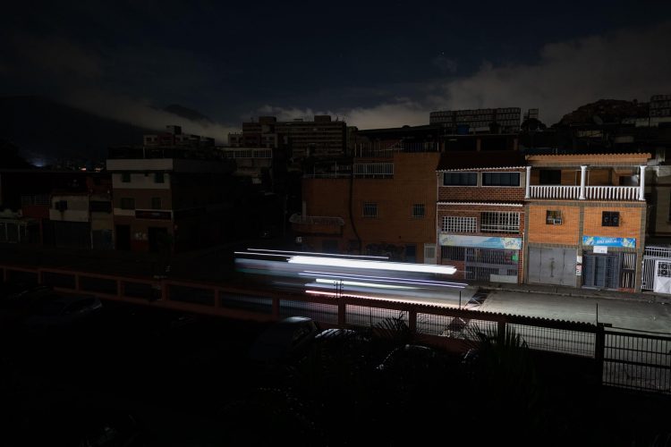 Fotografía de larga exposición que muestra una calle en medio de una falla eléctrica en Caracas (Venezuela), en una fotografía de archivo. EFE/ Rayner Peña R.