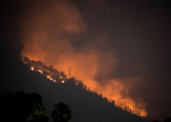 Un incendio quema parte del Waraira Repano, en Caracas