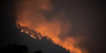Un incendio quema parte del Waraira Repano, en Caracas