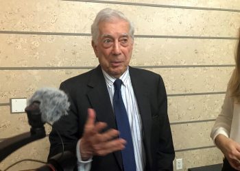 El escritor Mario Vargas Llosa recibe el alta hospitalaria tras superar la covid