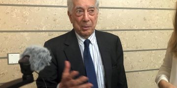 El escritor Mario Vargas Llosa recibe el alta hospitalaria tras superar la covid