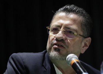 Chaves celebra la «revolución» en Costa Rica y promete trabajar con la oposición